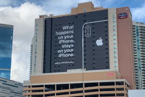 Tấm panô quảng cáo khổ lớn của Apple treo hướng về nơi tổ chức CES 2019. (Nguồn: CNBC)
