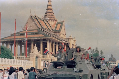 Hình ảnh 'đội quân nhà Phật' giúp dân Campuchia thoát họa diệt chủng