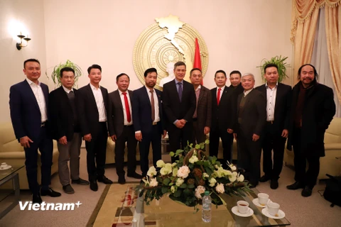 Đại sứ Nguyễn Minh Vũ chụp ảnh lưu niệm cùng đại diện cộng đồng người Việt tại Đức. (Ảnh: Phạm Thắng/Vietnam+)