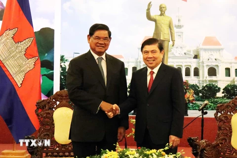 Ông Nguyễn Thành Phong, Chủ tịch Ủy ban Nhân dân Thành phố Hồ Chí Minh tiếp ông Sar Kheng, Phó Thủ tướng Chính phủ Campuchia (trái). (Ảnh: Xuân Khu/TTXVN)