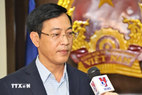 Tổng Lãnh sự Trần Thành Huân trả lời phỏng vấn phóng viên TTXVN tại Hong Kong về vụ tàu Aulac Fortuen. (Nguồn: TTXVN)