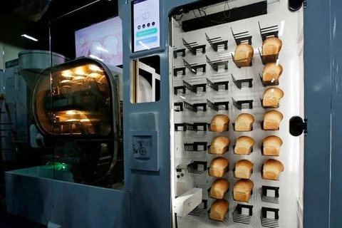 Chiếc máy sản xuất tự động hàng loạt bánh mỳ ở CES 2019. (Nguồn: AP)