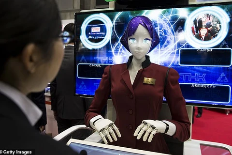 Robot sáu chân Arisa giao tiếp với hành khách. (Nguồn: Getty Images)