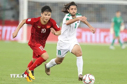Tiền vệ Quang Hải đi bóng trong trận đấu với đội tuyển Iraq. (Ảnh: Hoàng Linh/TTXVN)