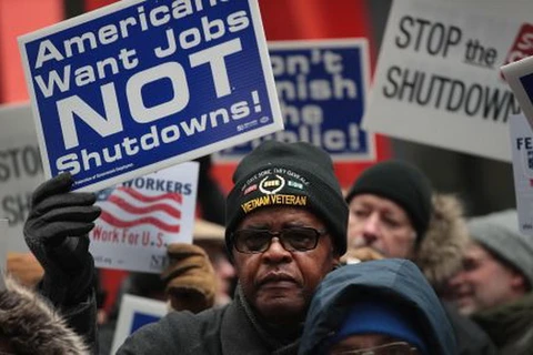 Người dân Mỹ biểu tình phản đối tình trạng đóng cửa Chính phủ. (Nguồn: AP)
