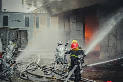 Bức ảnh trong bộ ảnh "Dập lửa vụ cháy lớn" của phóng viên Lê Minh Sơn.