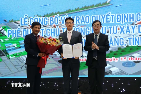 Chủ tịch Ủy ban Nhân dân tỉnh Quảng Trị Nguyễn Đức Chính trao Quyết định cho nhà đầu tư. (Ảnh: Nguyên Lý/TTXVN)