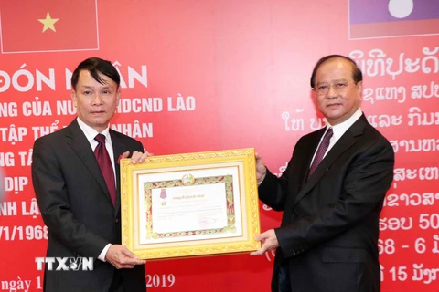 Hình ảnh TTXVN đón nhận các huân chương cao quý của Nhà nước Lào