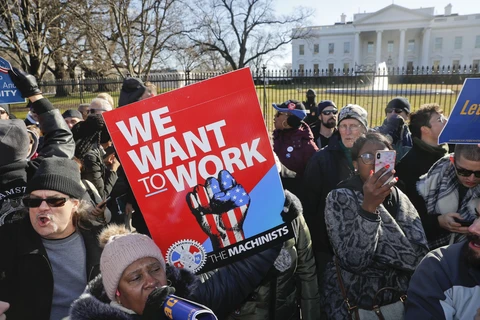 Biểu tình bên ngoài Nhà Trắng phản đối tình trạng đóng cửa Chính phủ. (Nguồn: AP)