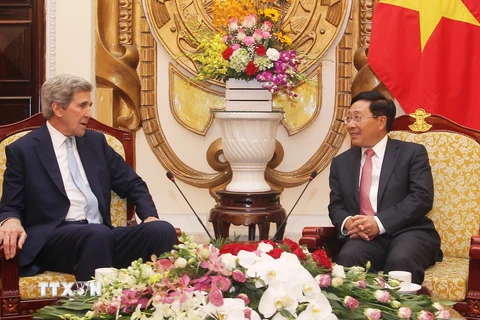 Phó Thủ tướng, Bộ trưởng Bộ Ngoại giao Phạm Bình Minh tiếp cựu Ngoại trưởng Mỹ John Kerry. (Ảnh: Lâm Khánh/TTXVN)