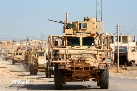 Ảnh tư liệu: Đoàn xe của liên quân chống tổ chức khủng bố Nhà nước Hồi giáo (IS) tự xưng do Mỹ dẫn đầu tại thành phố Manbij, Syria ngày 3/4/2018. (Nguồn: AFP/TTXVN)