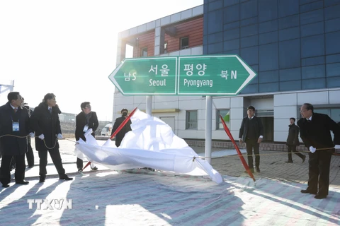 Giới chức Hàn Quốc và Triều Tiên tại lễ khởi công dự án kết nối và hiện đại hóa đường sắt, đường bộ liên Triều tại nhà ga Panmun, thành phố Kaesong, Triều Tiên ngày 26/12/2018. (Nguồn: Yonhap/TTXVN)