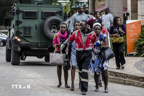 Sơ tán người dân khỏi hiện trường vụ nổ ở Westlands, Nairobi, Kenya, ngày 15/1/2019. (Nguồn: AFP/TTXVN)