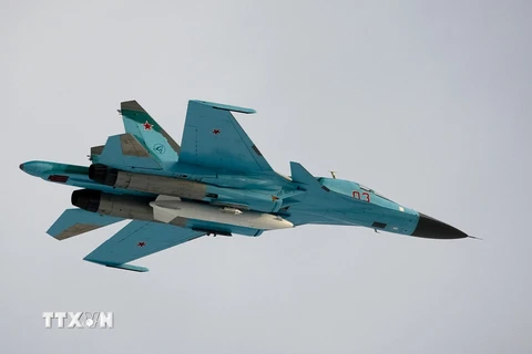 Máy bay chiến đấu Su-34 của Nga bay qua căn cứ không quân Kubinka, gần Moskva. (Nguồn: AFP/TTXVN)