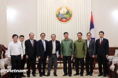 Thủ tướng Lào chụp ảnh chung với lãnh đạo hai tập đoàn THACO và Hoàng Anh Gia Lai.