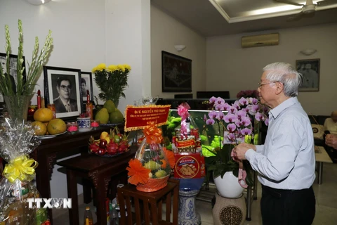 Tổng Bí thư, Chủ tịch nước Nguyễn Phú Trọng thắp hương tưởng nhớ nguyên Tổng Bí thư Nguyễn Văn Linh. (Ảnh: Trí Dũng/TTXVN)