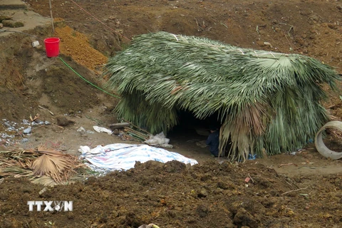 Để đảm bảo bí mật, những đối tượng lạ mặt đã làm một lán nhỏ rồi đào giếng sâu vào lòng đất để khai thác quặng trái phép. (Ảnh: Văn Tý/TTXVN)