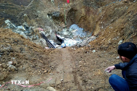 Khu vực khai thác quặng trái phép ở thôn Tân Tiến, xã Lương Thiện, huyện Sơn Dương (Tuyên Quang) được các đối tượng đào sâu vào lòng đất và đã diễn ra từ lâu. (Ảnh: TTXVN phát