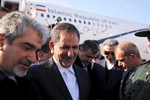 Phó Tổng thống Iran Eshaq Jahangiri (ở giữa) đến sân bay Damascus ngày 28/1. (Nguồn: Reuters)