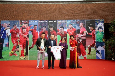 Tiếp nhận áo và quả bóng có chữ ký của các tuyển thủ Việt Nam cho quỹ Vừ A Dính. (Nguồn: vff.org.vn)