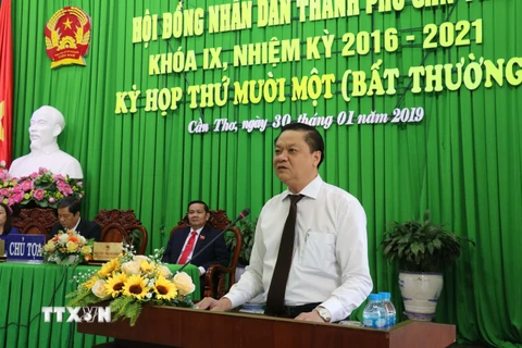 Ông Dương Tấn Hiển phát biểu sau khi được bầu giữ chức Phó Chủ tịch Ủy ban Nhân dân thành phố Cần Thơ. (Ảnh: Ngọc Thiện/TTXVN)