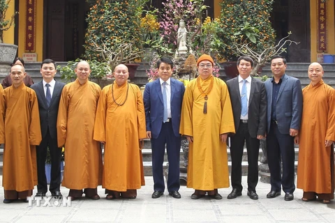 Chủ tịch Ủy ban Nhân dân thành phố Hà Nội Nguyễn Đức Chung với các đại biểu tại chùa Quán Sứ, Hà Nội. (Ảnh: Lâm Khánh/TTXVN)
