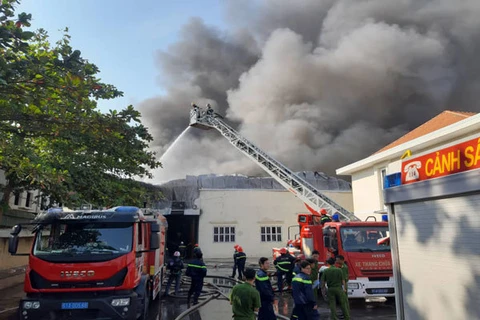 Đang cháy lớn ở công ty sản xuất đế giày tại thị xã Thuận An 