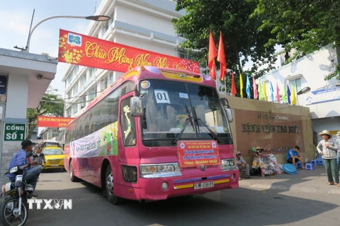 "Chuyến xe yêu thương" đưa bệnh nhân ung thư rời Bệnh viện Ung bướu Thành phố Hồ Chí Minh về quê đón Tết. (Ảnh: Đinh Hằng/TTXVN)
