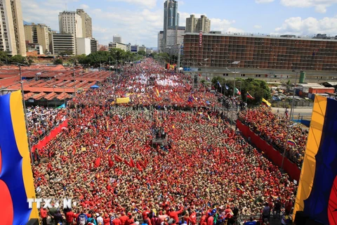 Người dân Venezuela tuần hành tại thủ đô Caracas, bày tỏ sự ủng hộ Tổng thống Nicolas Maduro và phản đối sự can thiệp từ bên ngoài vào công việc nội bộ của đất nước, ngày 2/2/2019. (Nguồn: AFP/TTXVN)