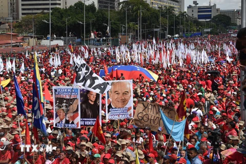 Đông đảo người dân Venezuela tuần hành tại thủ đô Caracas, bày tỏ sự ủng hộ Tổng thống Nicolas Maduro. (Nguồn: AFP/TTXVN)