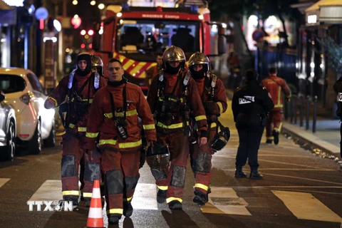 Lực lượng chữa cháy làm nhiệm vụ tại hiện trường vụ hỏa hoạn ở thủ đô Paris, Pháp, ngày 5/2/2019. (Nguồn: AFP/TTXVN)
