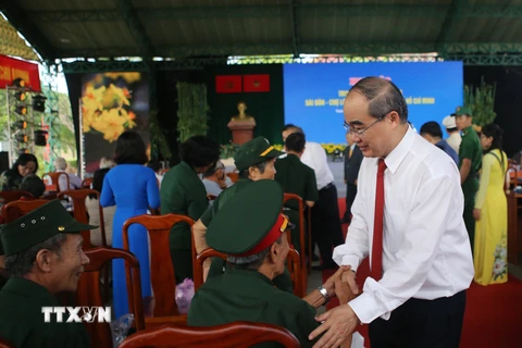 Bí thư Thành ủy Nguyễn Thiện Nhân thăm hỏi các lão thành cách mạng. (Ảnh: Thành Chung/TTXVN)