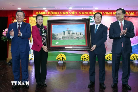 Chủ tịch Quốc hội Nguyễn Thị Kim Ngân tặng quà lưu niệm cho đại diện lãnh đạo Vietcombank. (Ảnh: Trọng Đức/TTXVN)