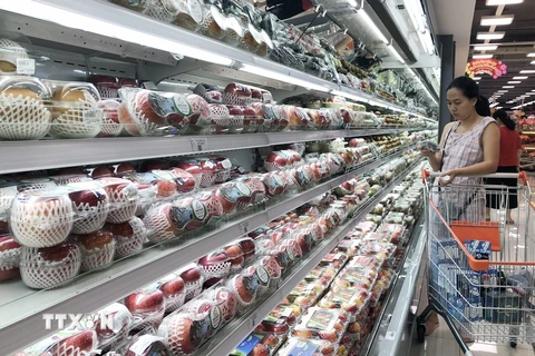 Người tiêu dùng chọn lựa hàng hóa trong một siêu thị ở Thành phố Hồ Chí Minh. (Ảnh: Mỹ Phương/TTXVN)