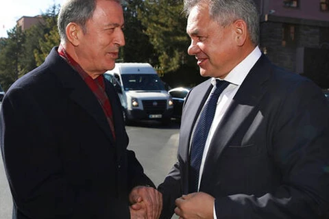 Bộ trưởng Quốc phòng Nga Sergei Shoigu (phải) và người đồng cấp Thổ Nhĩ Kỳ Hulusi Akar. (Nguồn: AP)