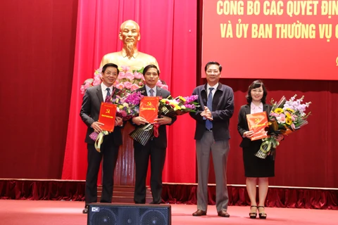 Bí thư Tỉnh ủy Quảng Ninh trao quyết định và tặng hoa chúc mừng các nhân sự vừa được điều động, bổ nhiệm. (Nguồn: quangninh.gov.vn)