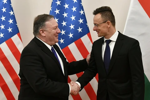 Ngoại trưởng Mỹ Mike Pompeo (trái) và người đồng cấp Hungary Peter Szijjarto. (Nguồn: AP)