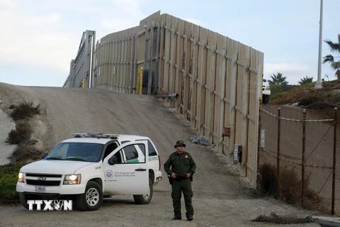 Lực lượng an ninh Mỹ gác tại khu vực bức tường ngăn cách biên giới Mỹ-Mexico tại San Diego, California, Mỹ, ngày 17/11/2018. (Nguồn: THX/TTXVN)