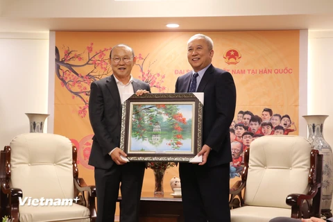 Đại sứ Nguyễn Vũ Tú trao quà tặng lưu niệm cho huấn luyện viên Park Hang-seo. (Ảnh: Mạnh Hùng/Vietnam+)