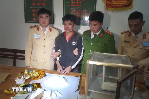 Đối tượng Lê Hữu Hà cùng tang vật 2kg ma túy đá tại cơ quan điều tra. (Nguồn: TTXVN phát)