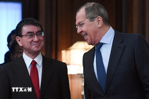 Ảnh tư liệu: Ngoại trưởng Nga Sergei Lavrov (phải) và Ngoại trưởng Nhật Bản Taro Kono trong cuộc gặp tại Moskva ngày 14/1/2019. (Nguồn: AFP/TTXVN)