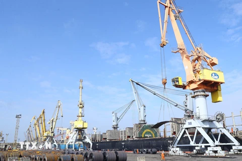 Hoạt động bốc xếp hàng hóa tại cảng Hoàng Diệu (Hải Phòng). (Ảnh: Thống Nhất/TTXVN)