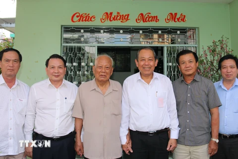 Phó Thủ tướng Thường trực Trương Hòa Bình, đến thăm và chúc sức khỏe ông Lê Phước Thọ, nguyên Ủy viên Bộ Chính trị, nguyên Trưởng Ban Tổ chức Trung ương. (Nguồn: TTXVN)