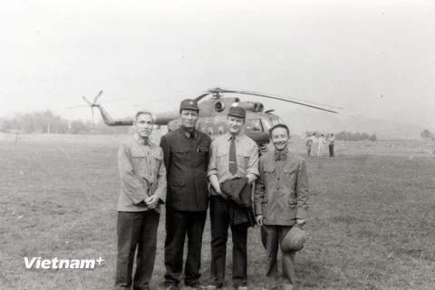 Thiếu tướng V.Demyanenko (thứ hai từ phải sang) cùng các đồng đội Việt Nam, tháng 3/1981. (Ảnh do nhân vật cung cấp)