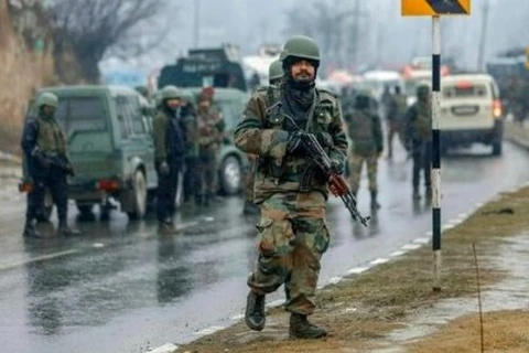 Binh sỹ Ấn Độ triển khai gần vụ đánh bom ở Awantipora, Pulwama thuộc vùng Jammu và Kashmir. (Nguồn: PTI)