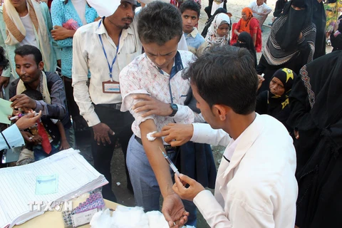 Kiểm tra sức khỏe cho người tị nạn Yemen tại Abs, Hajjah, Yemen, ngày 30/6/2018. Ảnh minh họa. (Nguồn: AFP/TTXVN)