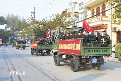 Lực lượng công an tỉnh Điện Biên được đưa xuống cơ sở bảo đảm an ninh trật tự ở địa bàn trọng điểm. (Ảnh: Văn Dũng/TTXVN)