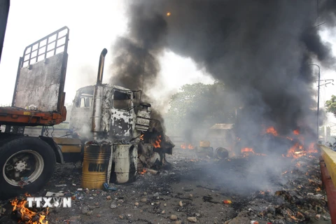Xe tải chở hàng nhân đạo bị đốt tại khu vực biên giới giữa Venezuela và Colombia ngày 23/2. (Nguồn: AFP/TTXVN)