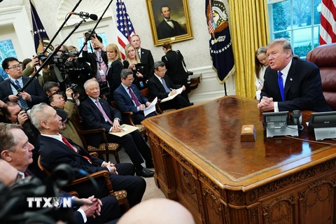 Tổng thống Mỹ Donald Trump (phải) trong cuộc gặp với Phó Thủ tướng Trung Quốc Lưu Hạc ( thứ 2 trái) tại Washington, DC, Mỹ, ngày 22/2. (Nguồn: AFP/TTXVN)
