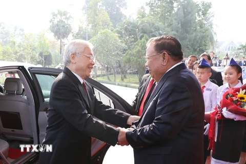 Tổng Bí thư, Chủ tịch nước Lào Bounnhang Vorachith đón Tổng Bí thư, Chủ tịch nước Nguyễn Phú Trọng. (Ảnh: Trí Dũng/TTXVN)